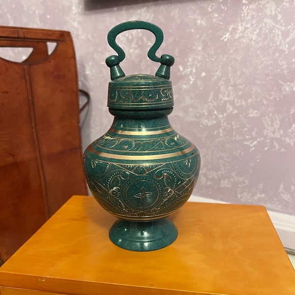 Elinora’s brass and patina, hand carved, polished small pet urn. - Picture 4 of 10